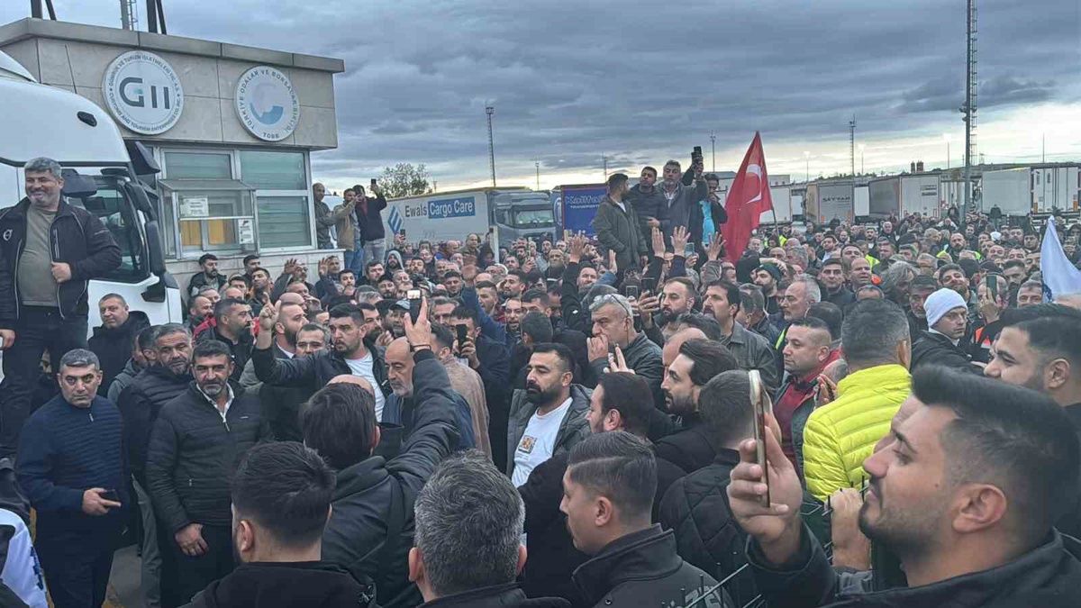 Tır şoförleri Schengen vizesine karşı kontak kapattı! Edirne'de Avrupa geçişleri 24 saattir durdu