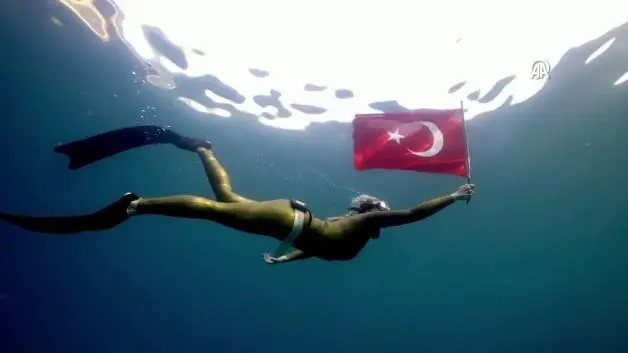 Milli dalışçı Şahika Ercümen, Cumhuriyet Bayramı'nı su altında Türk bayrağıyla kutladı