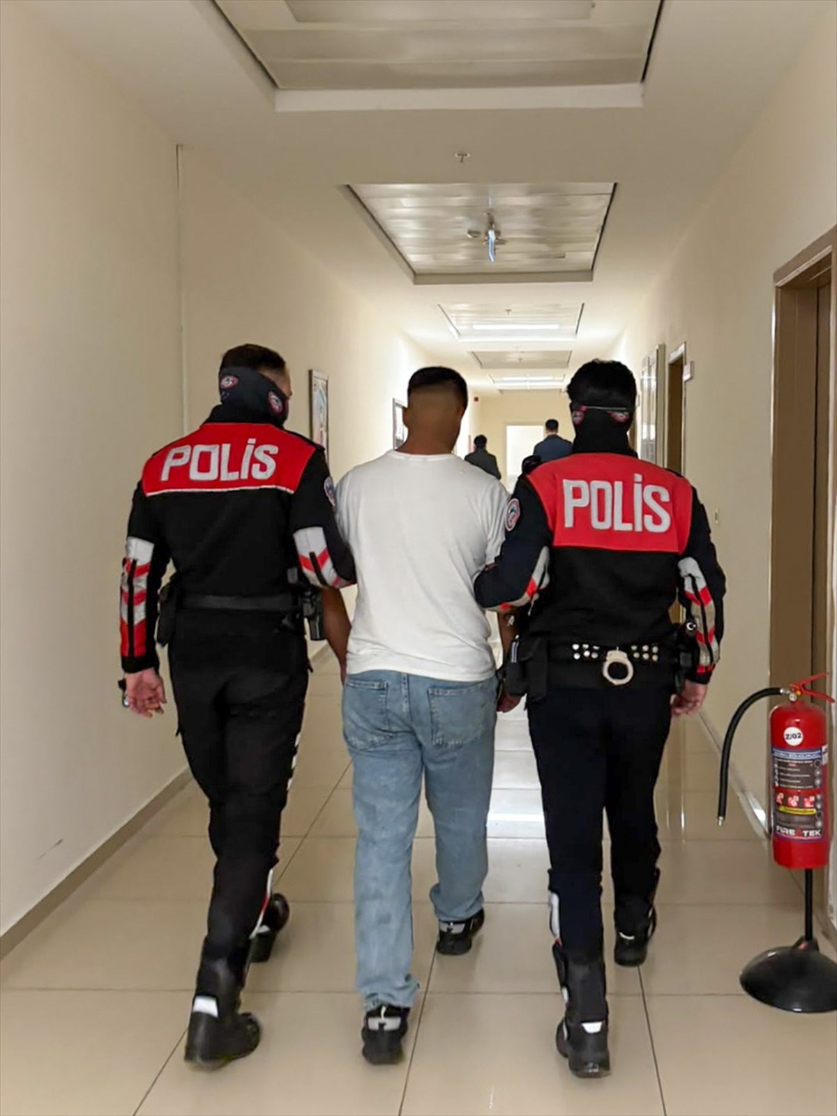 Manisa'da 152 yıl 5 ay hapis cezasıyla aranan firari hükümlü yakalandı