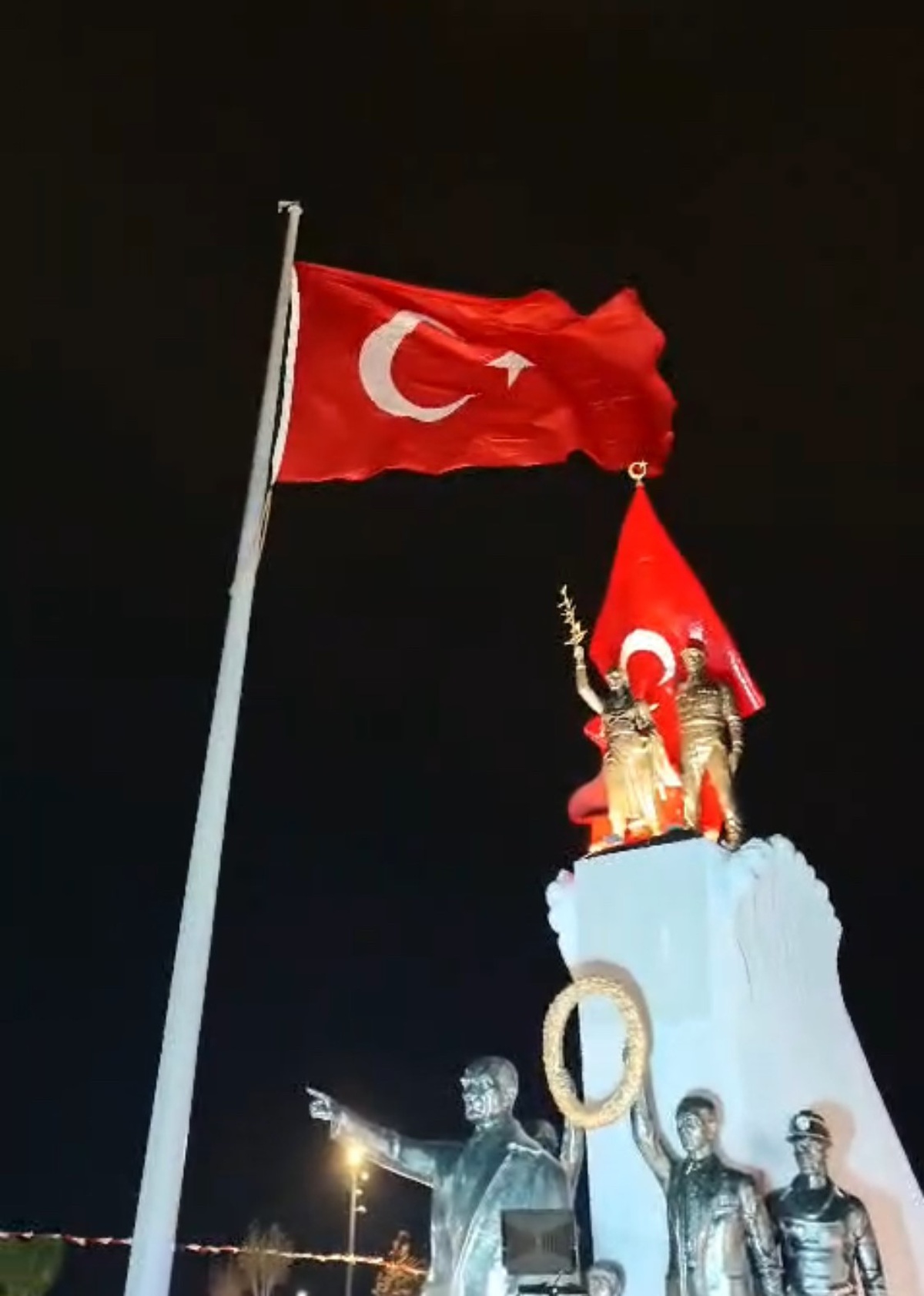Hatay genelinde fırtına ve yağış yüzünden bayraklar zarar görmesin diye indirildi