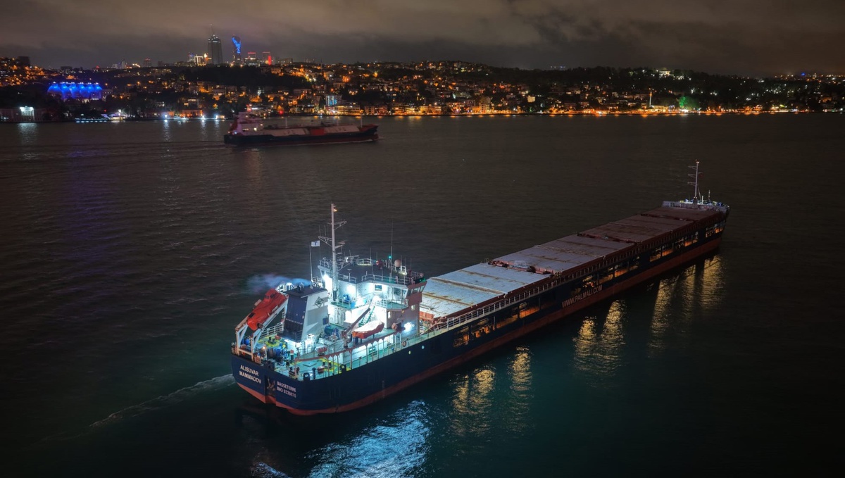 İstanbul Boğazı'nda arıza yapan gemi nedeniyle trafik çift yönlü askıya alındı