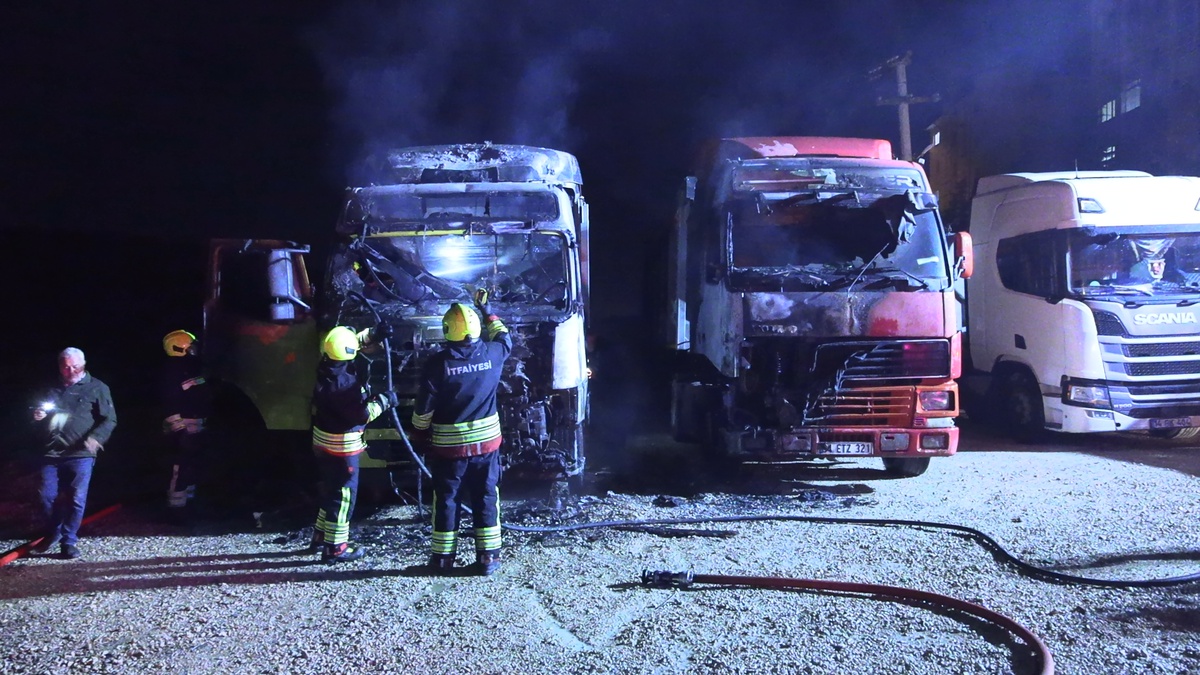 Bolu Dağkent'te park halindeki TIR'da çıkan yangın yandaki TIR'a sıçradı