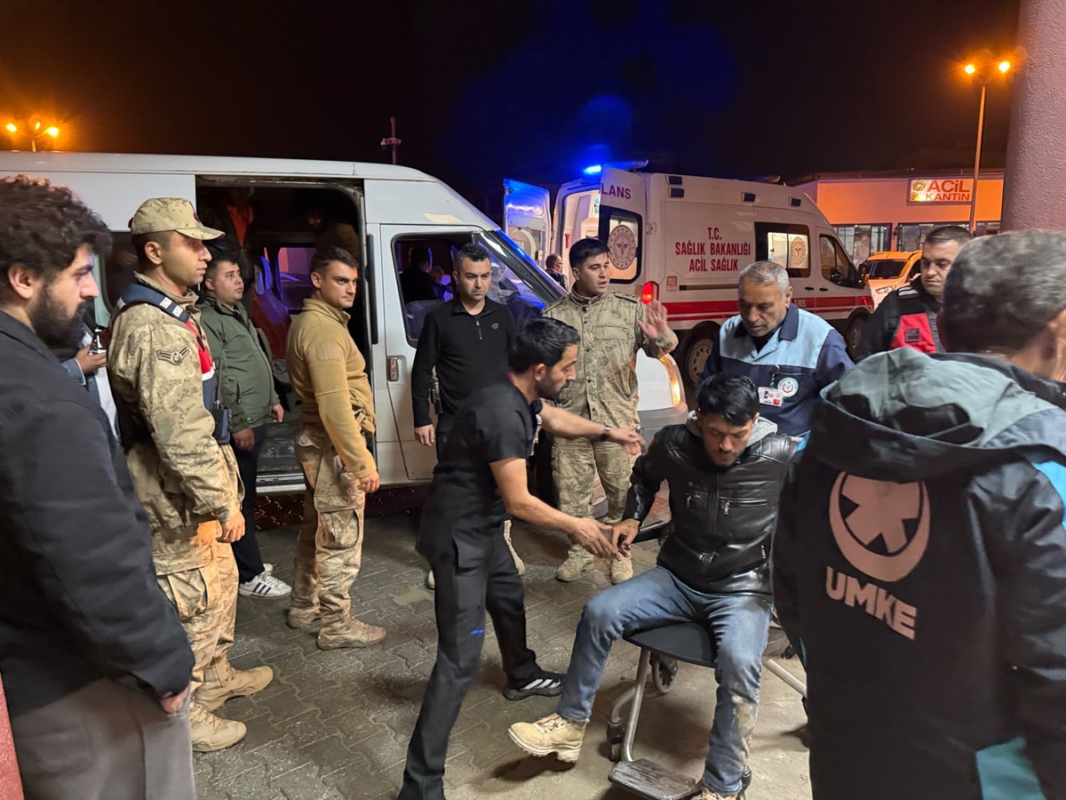 Jandarmadan kaçan göçmen minibüsü Hakkari'de dereye yuvarlandı, 20 kişi yaralandı