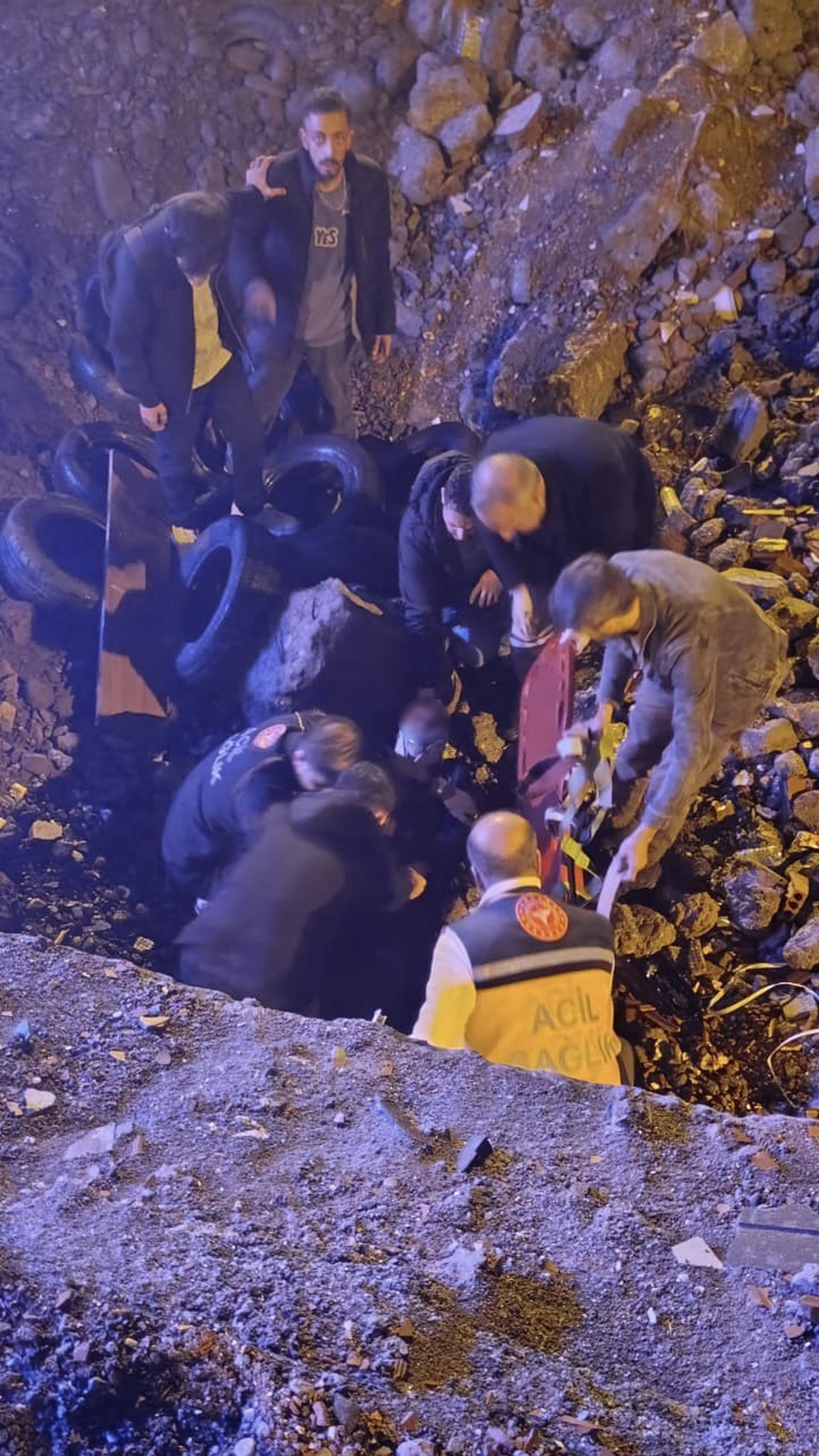 Muş'ta açık kazı alanına düşen yaşlı adam, 112 ekiplerince hastaneye kaldırıldı