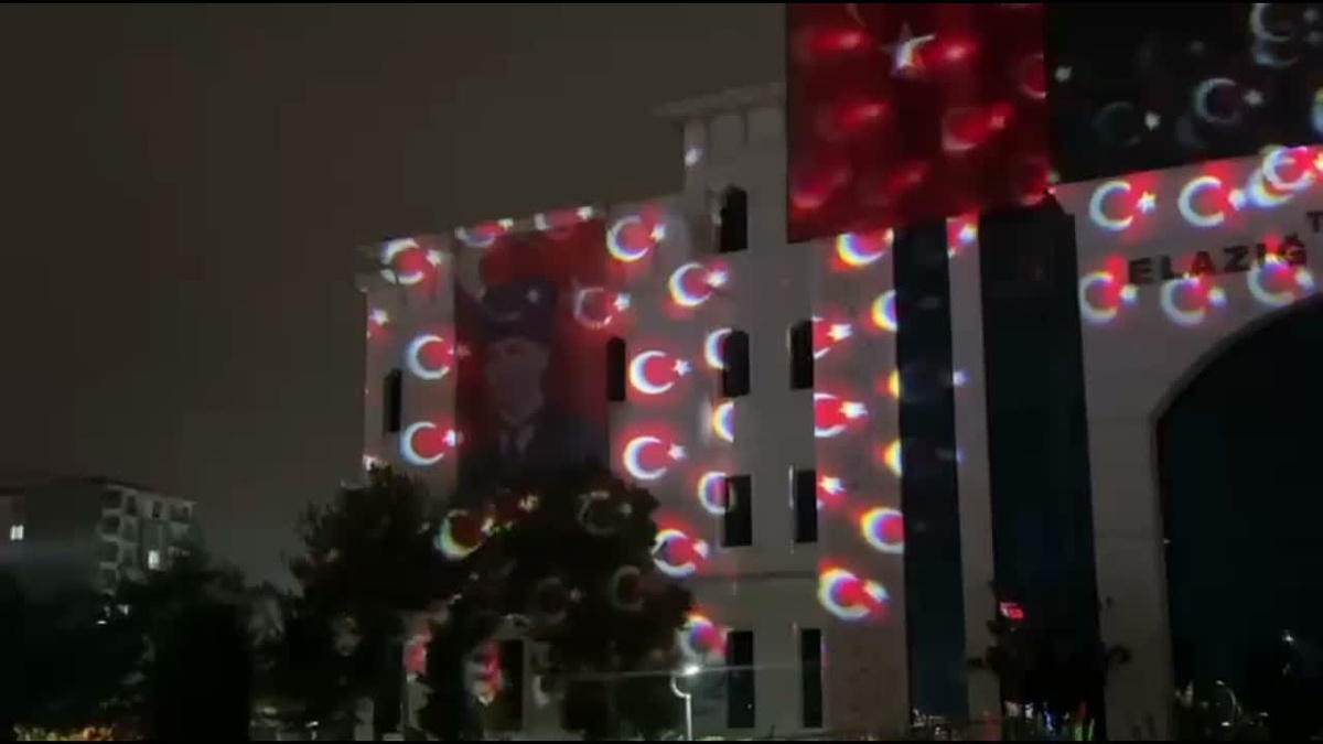 Elazığ Valilik binası 29 Ekim öncesi Türk bayrağı ve ay yıldızla ışıklandırıldı