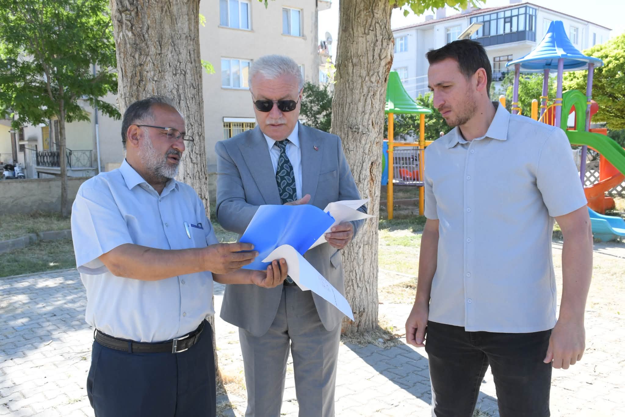 Beledi̇ye başkanimiz abdurrahi̇m sertdemi̇r, öğretmenevi̇ parki’nda i̇ncelemelerde bulundu