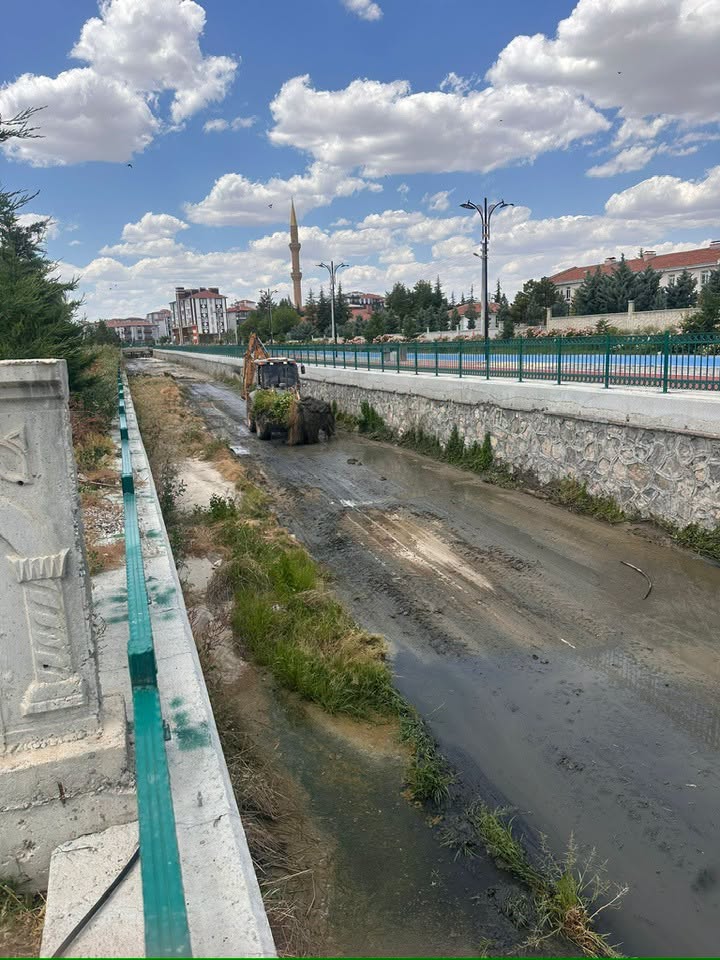 İlçe merkezimizde dere temizlik çalışmaları başladı