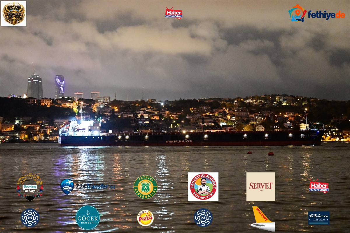 Boğaz'da Kanlıca önünde makine arızası yapan kargo gemisi trafiği çift yönlü durdurdu