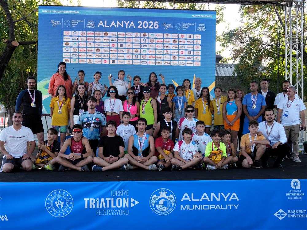 Alanya Sahillerinde Spor ve Aile Heyecanı Birlikte Yaşandı: 35. Alanya Halk Triatlonu Renkli Görüntülere Sahne Oldu