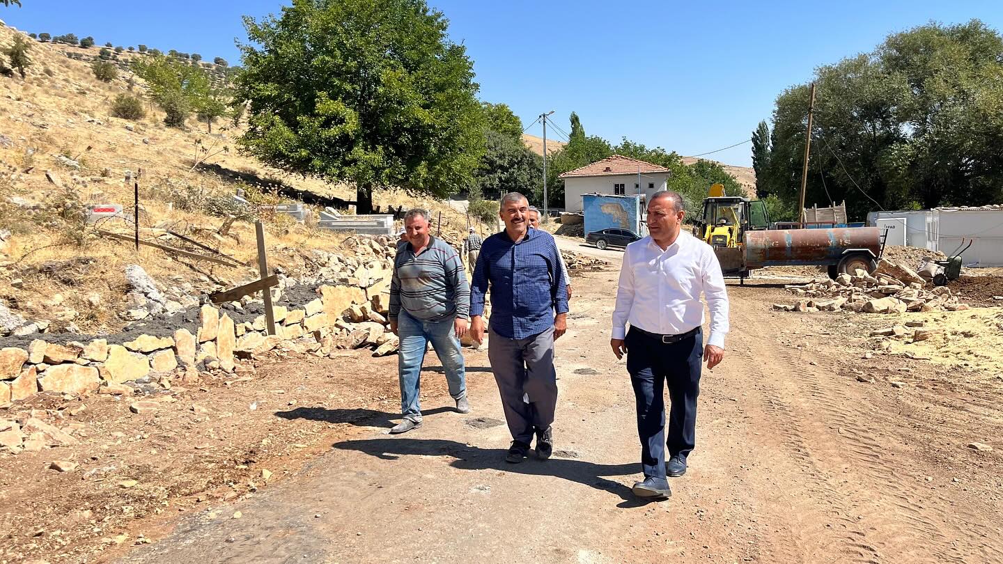 Böğürtlen mahallesi’nde yol genişletme ve taş duvar çalışmaları devam ediyor