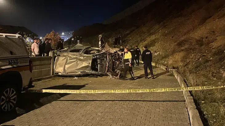 Erzurum'da feci kaza! Şarampole devrilen araçtaki 2 kişi öldü, 2 kişi ağır yaralandı