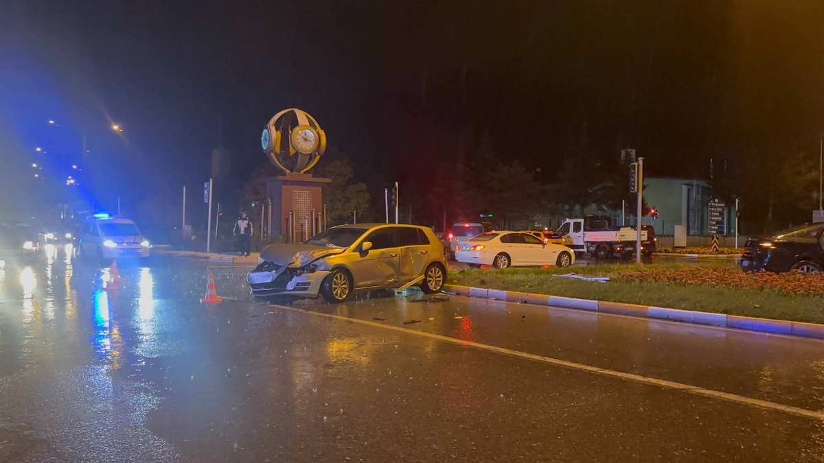 Erzincan'da kavşakta iki otomobil çarpıştı, 3 kişi yaralandı