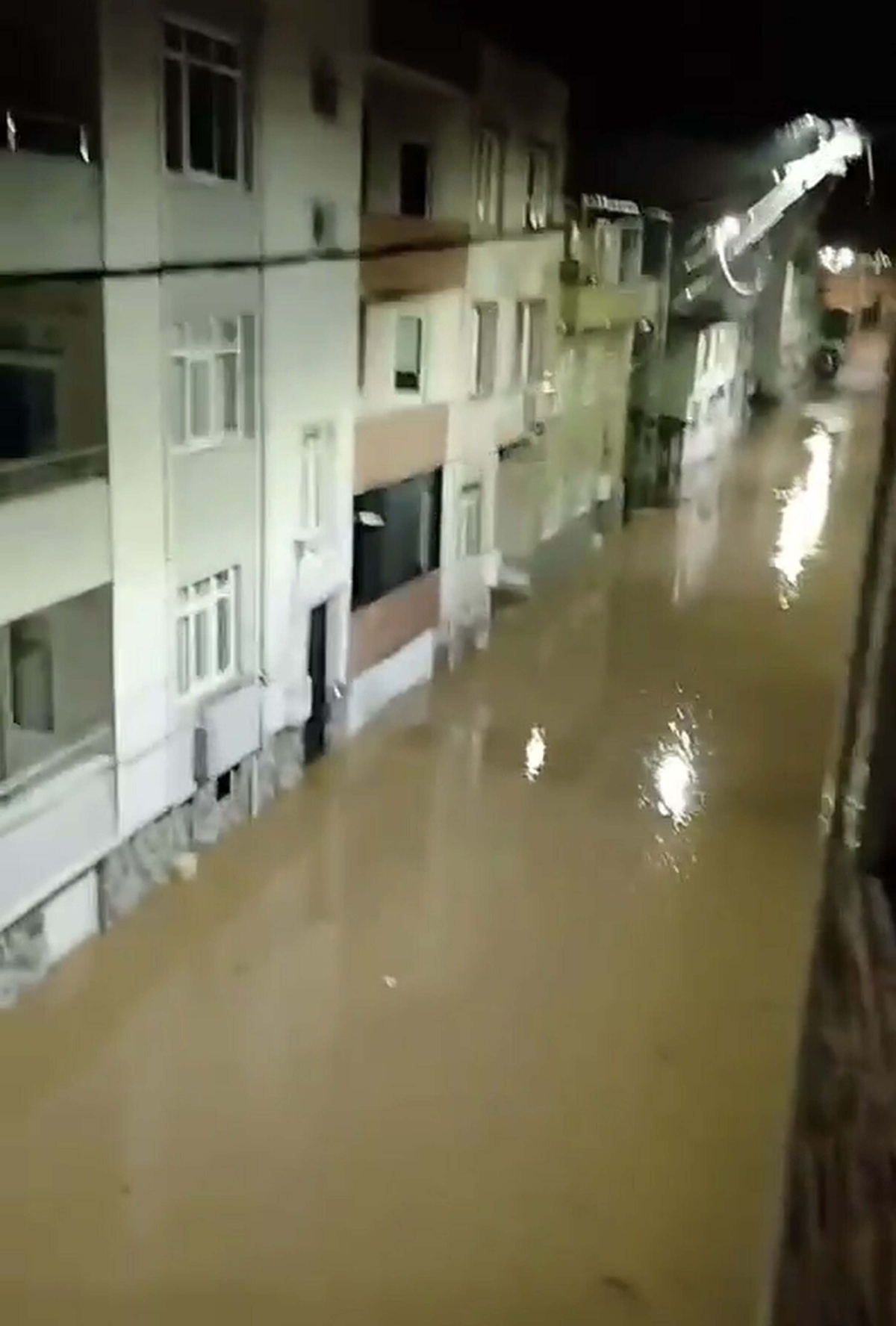 Biga'da etkili sağanak cadde ve sokakları göle çevirdi, bir vatandaş suya olta attı