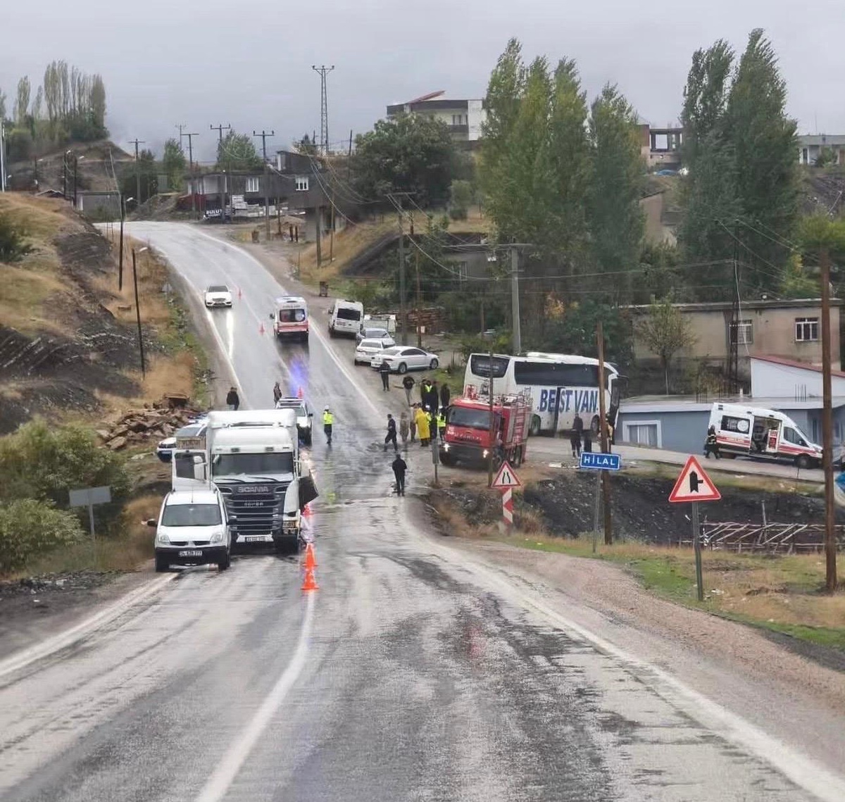 Şırnak Uludere'de otobüsle tır çarpıştı, 1'i ağır 15 kişi yaralandı