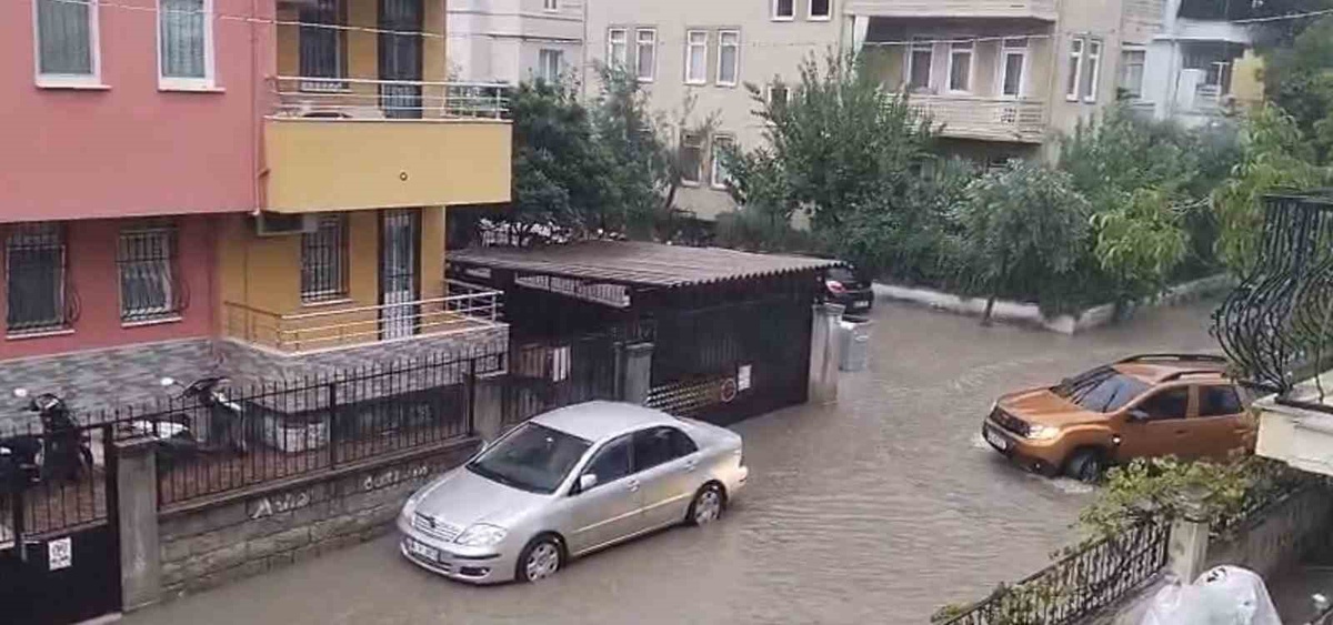 Fethiye'de sağanak su baskınına yol açtı, ev ve seralar sular altında kaldı