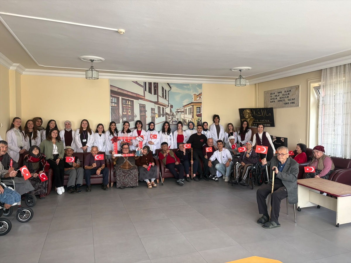 Eskişehir'de huzurevi sakinleri ve çocuklar Cumhuriyet'in 103. yılında buluştu