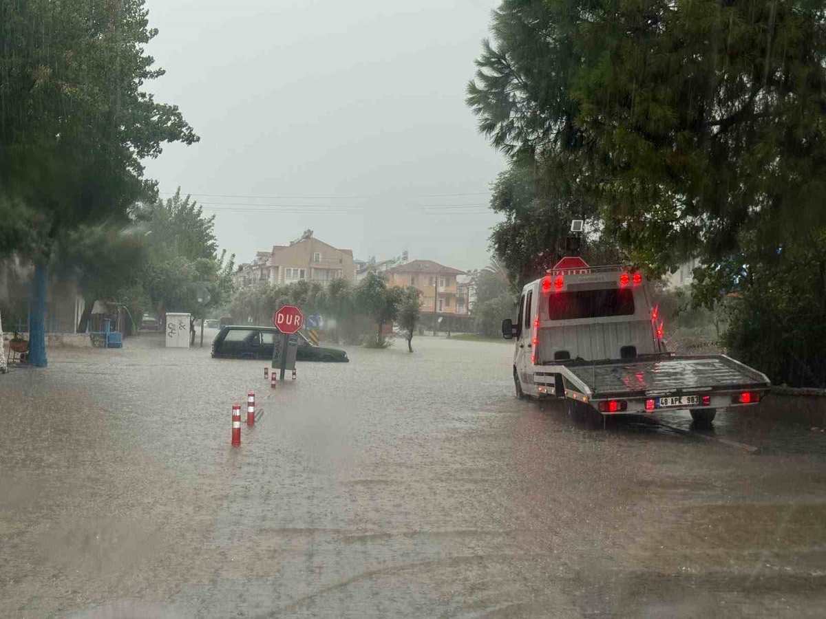 Fethiye'de sağanak yolları göle çevirdi, bir otomobil su birikintisinde mahsur kaldı