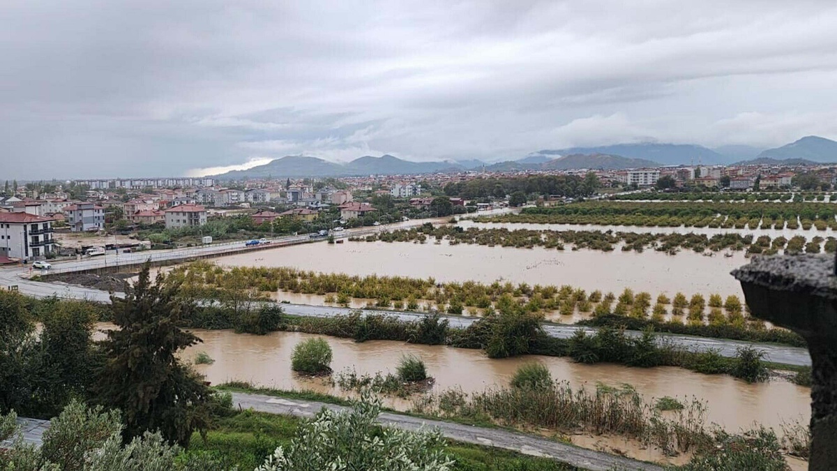 Dalaman'da sağanakta Tersakan Çayı taştı, eski Fethiye yolu trafiğe kapandı