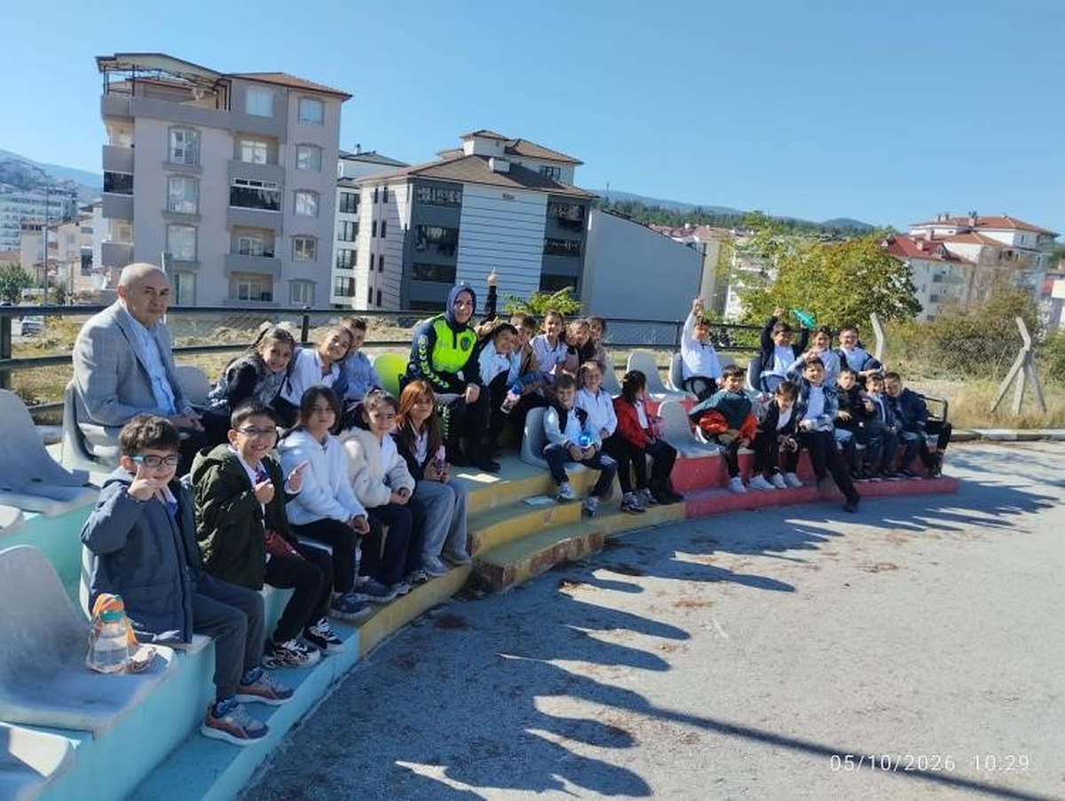 Bilecik'te ilkokul öğrencileri Trafik Eğitim Parkı'nda uygulamalı trafik eğitimi aldı
