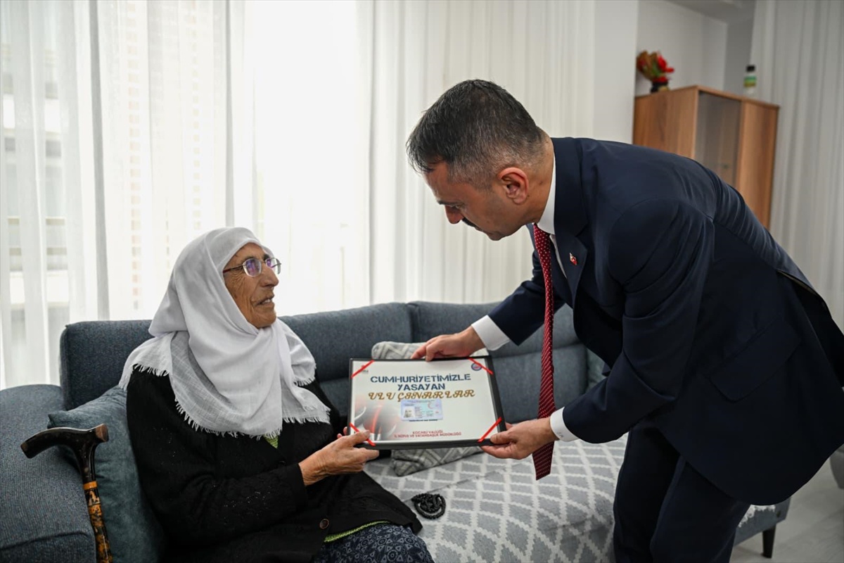 Kocaeli Valisi Aktaş, 29 Ekim'de 1924 ve 1926 doğumlu iki vatandaşı ziyaret etti