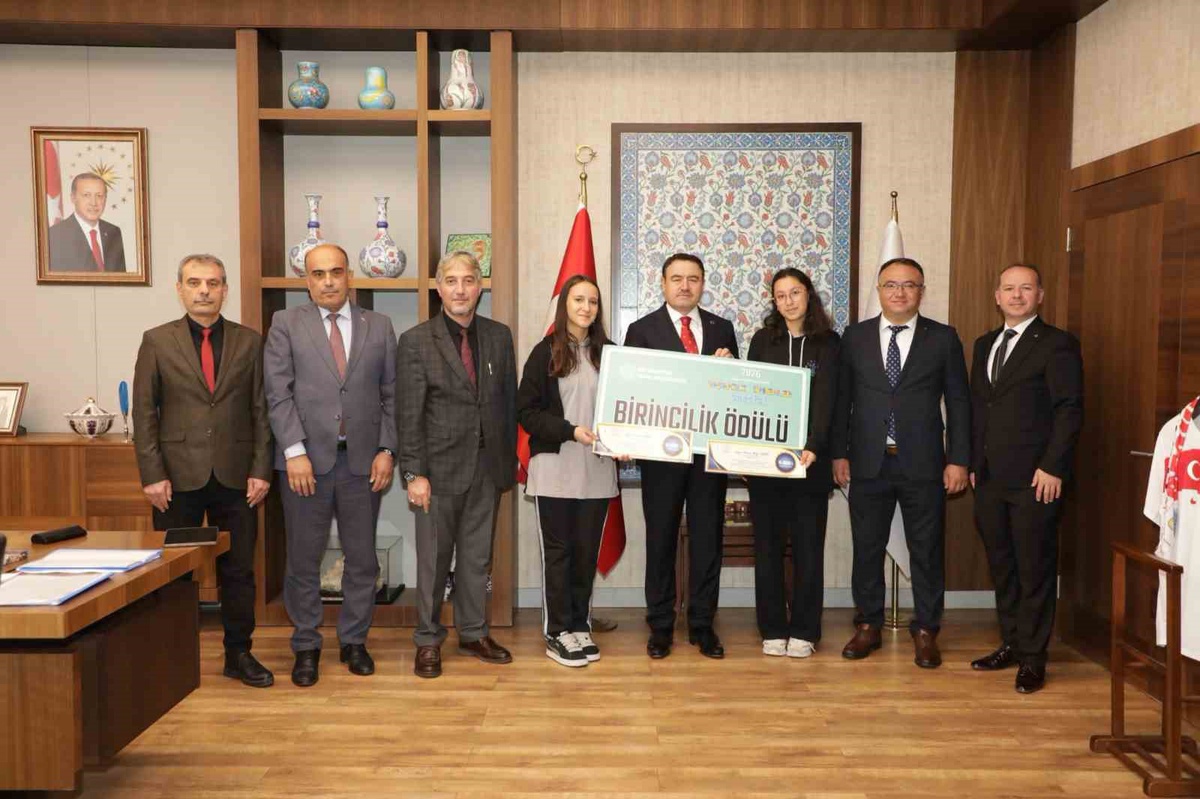 Türkiye birincisi Tavşanlı Kız Anadolu İHL öğrencileri Vali Işın'ı ziyaret etti