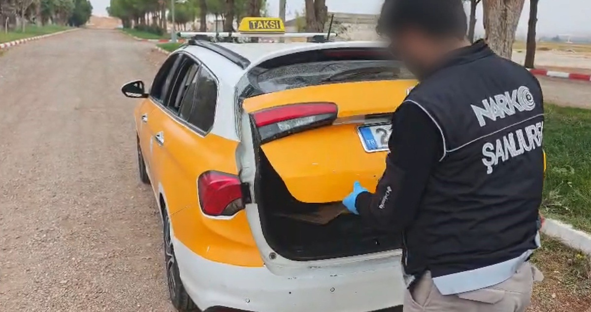 Şanlıurfa'da ticari takside 2 kilo 100 gram skunk ele geçirildi, şüpheli tutuklandı