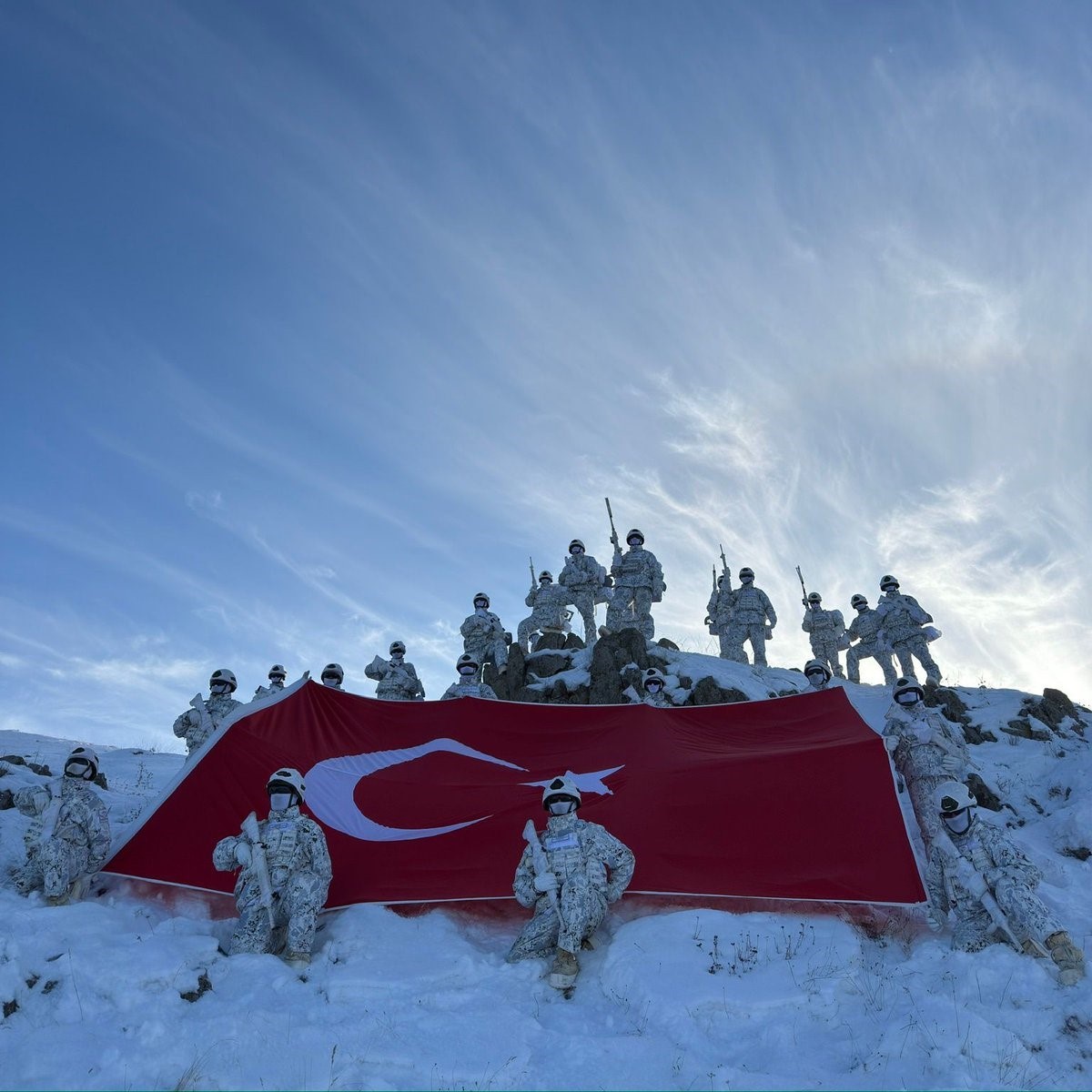 NATO Müttefik Kara Komutanlığı, Türk komandoların fotoğrafıyla 29 Ekim'i kutladı