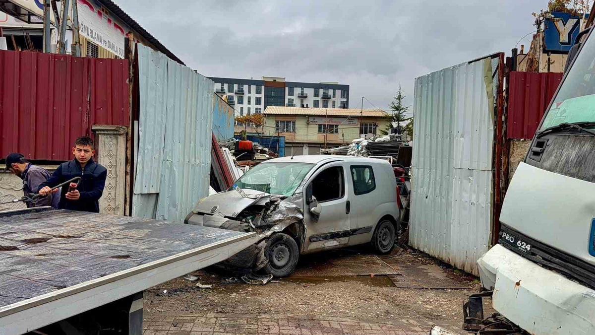 Afyonkarahisar'da kontrolden çıkan vinç bir aracı hurdaya çevirdi, sürücü yaralandı