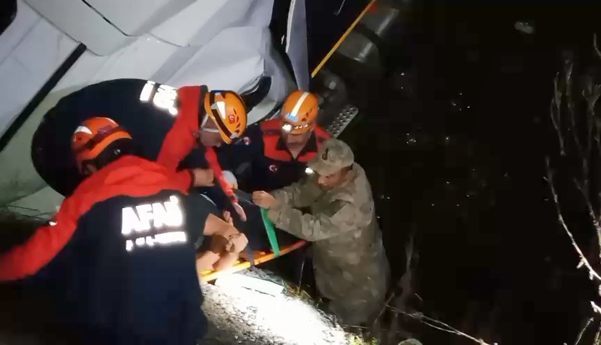 Elazığ'da sağanakta şarampole uçan tırdan AFAD 2 yaralıyı kurtardı