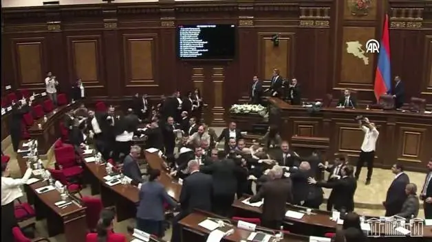 Ermenistan parlamentosu karıştı: Yumrukların havada uçuştuğu anlar kamerada!