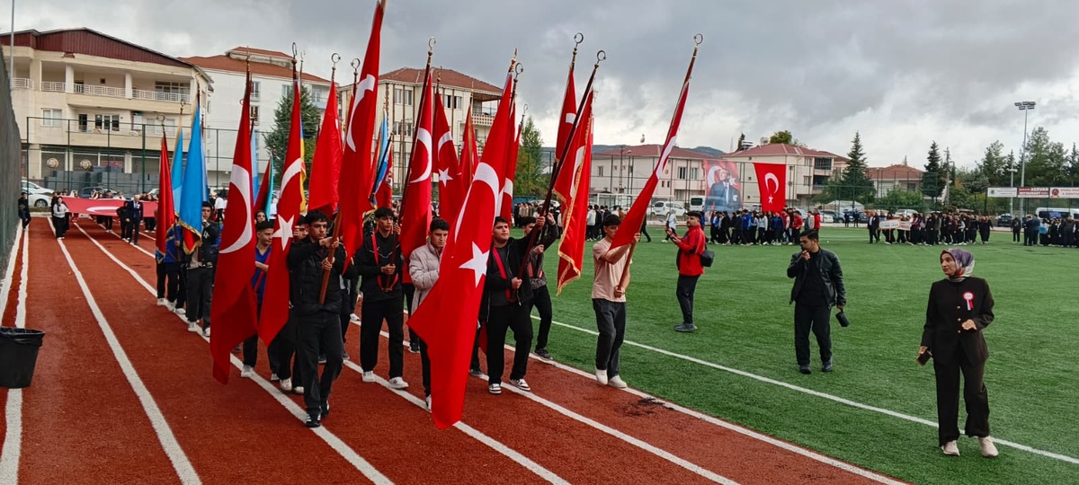 Adıyaman Gölbaşı'nda 29 Ekim Cumhuriyet Bayramı yağış nedeniyle erken sona erdi