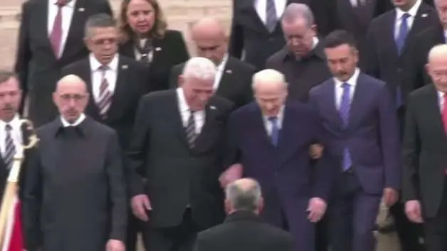 Anıtkabir'de çarpıcı anlar kamerada! Müsavat Dervişoğlu, Bahçeli'nin koluna girip