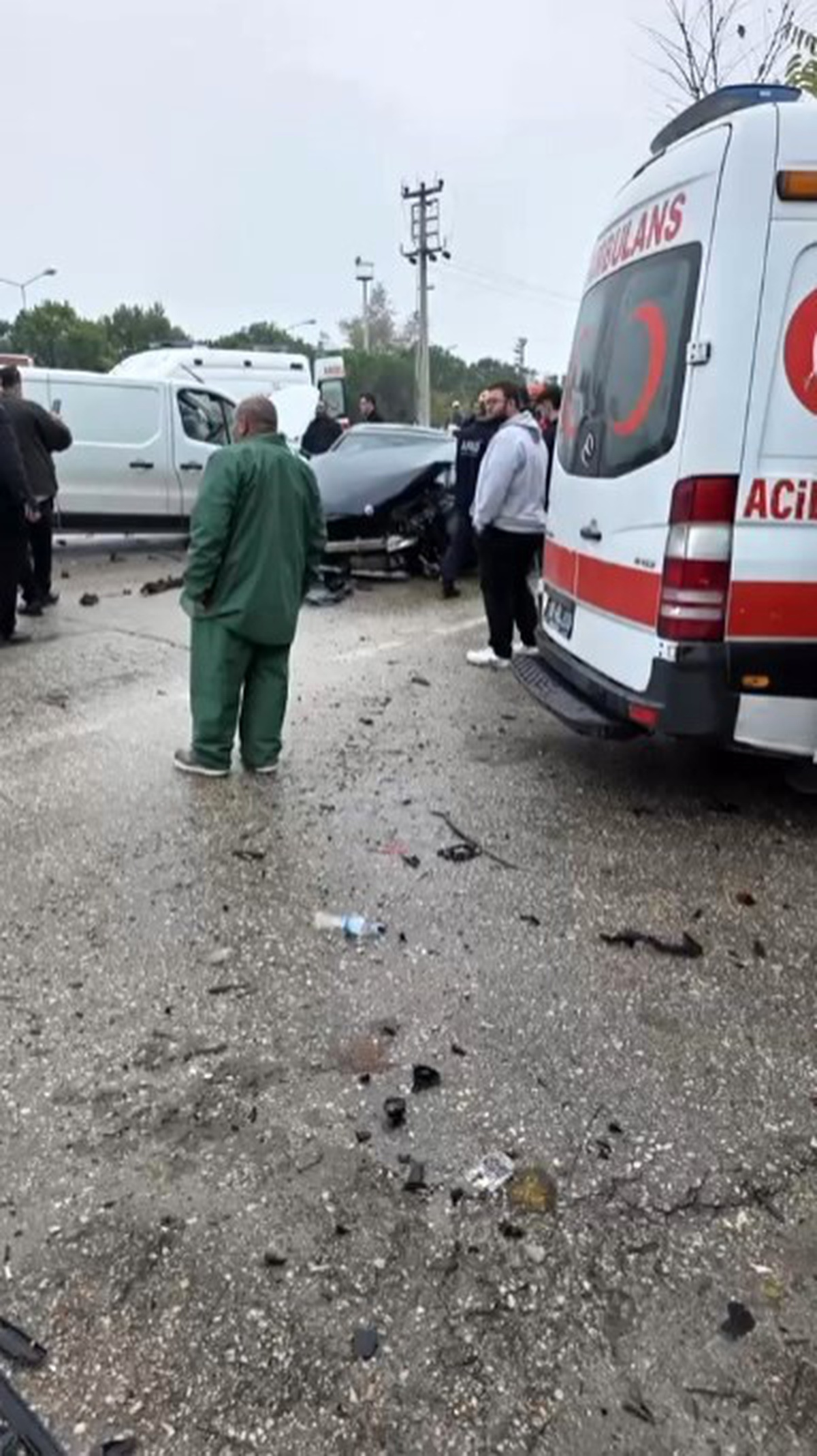 Bursa Osmangazi'de kaygan yolda 5 araç zincirleme kazaya karıştı, 5 kişi yaralandı