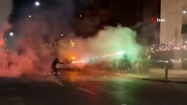 Arnavutluk sokakları savaş alanına döndü