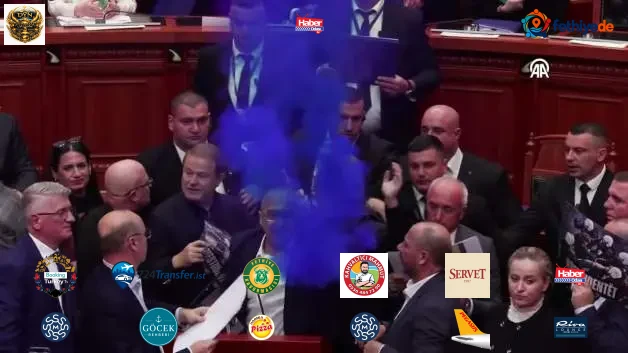 Arnavutluk Meclisi'nde arbede! Sis lambası ve meşale yaktılar