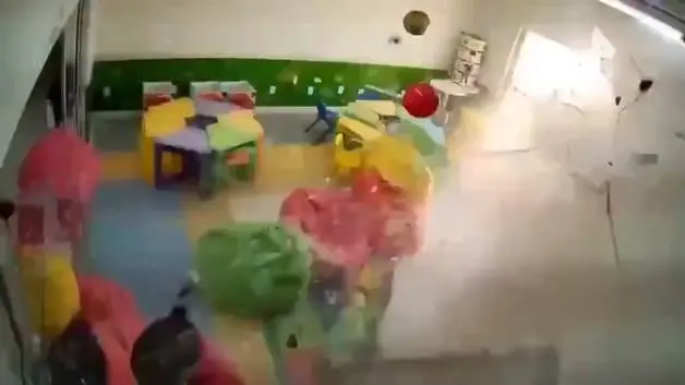 Brezilya’da küçük uçak anaokuluna düştü! O anlar kamerada