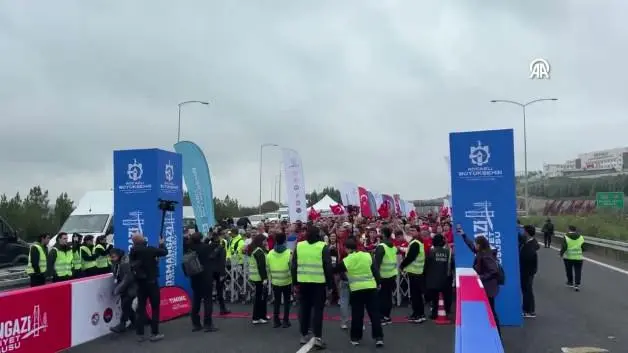 Osmangazi Köprüsü'nde Cumhuriyet coşkusu! 19 ülkeden binlerce kişi koştu!
