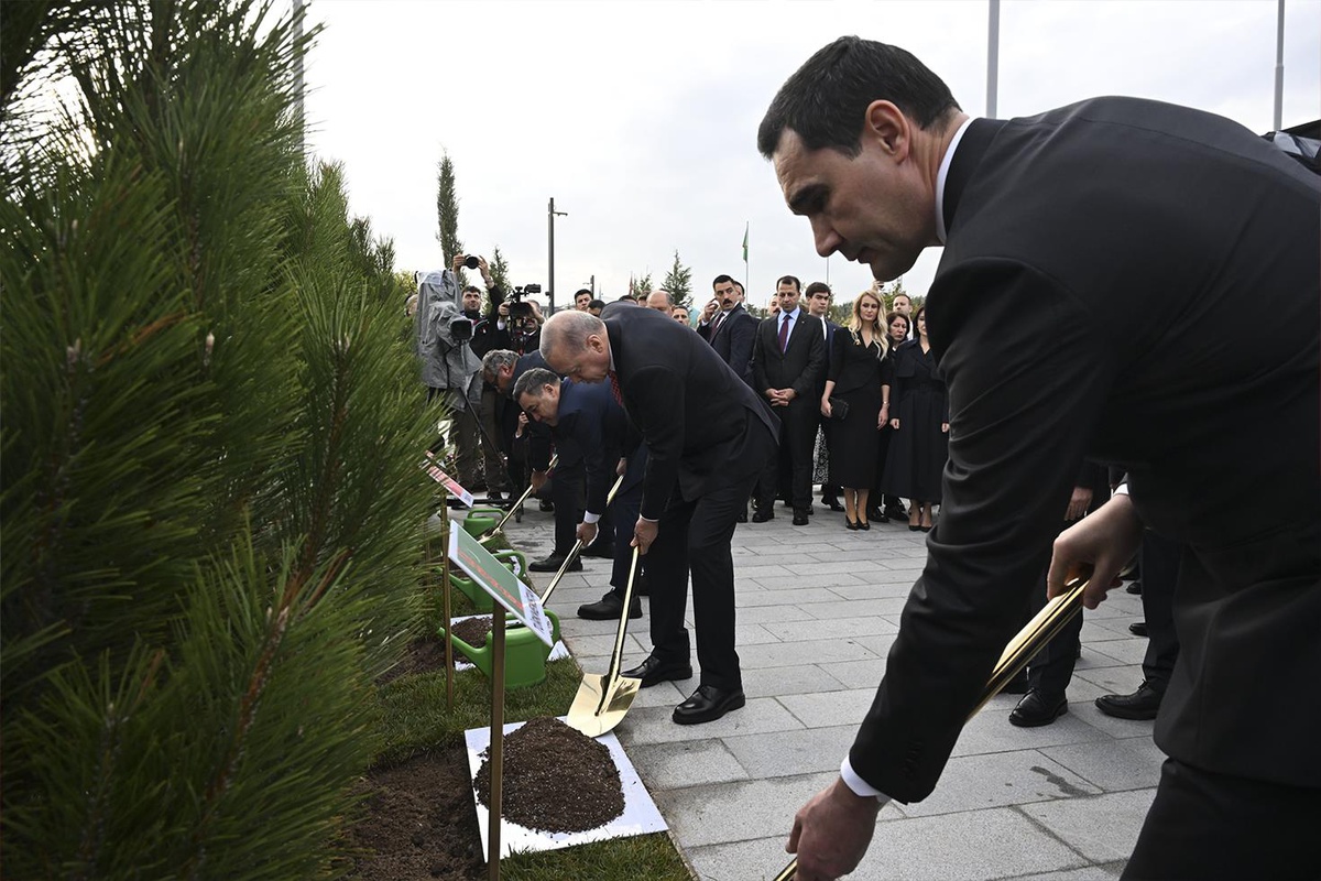 TDT Zirvesi'ne katılan liderler, Türk Devletleri Medeniyet Parkı'nda fidan dikti