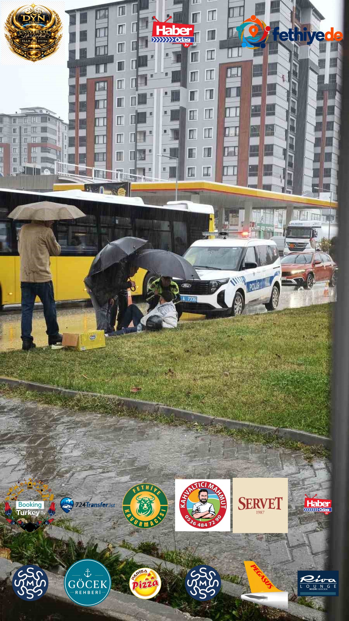 Kastamonu'da yağmurda yaralanan motosikletliye trafik polisinden şemsiye! O anlar kamerada