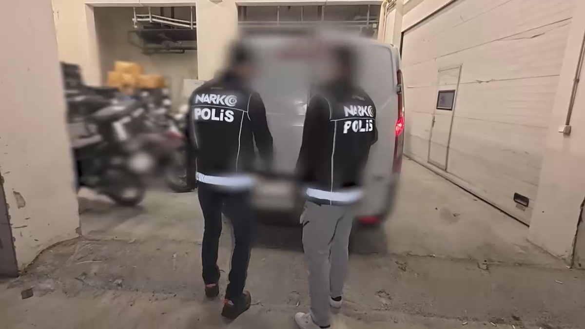 Kanser ilacı taşıdıklarını söylediler! Sultanbeyli'de minibüsten 1 milyon 642 bin sentetik hap çıktı