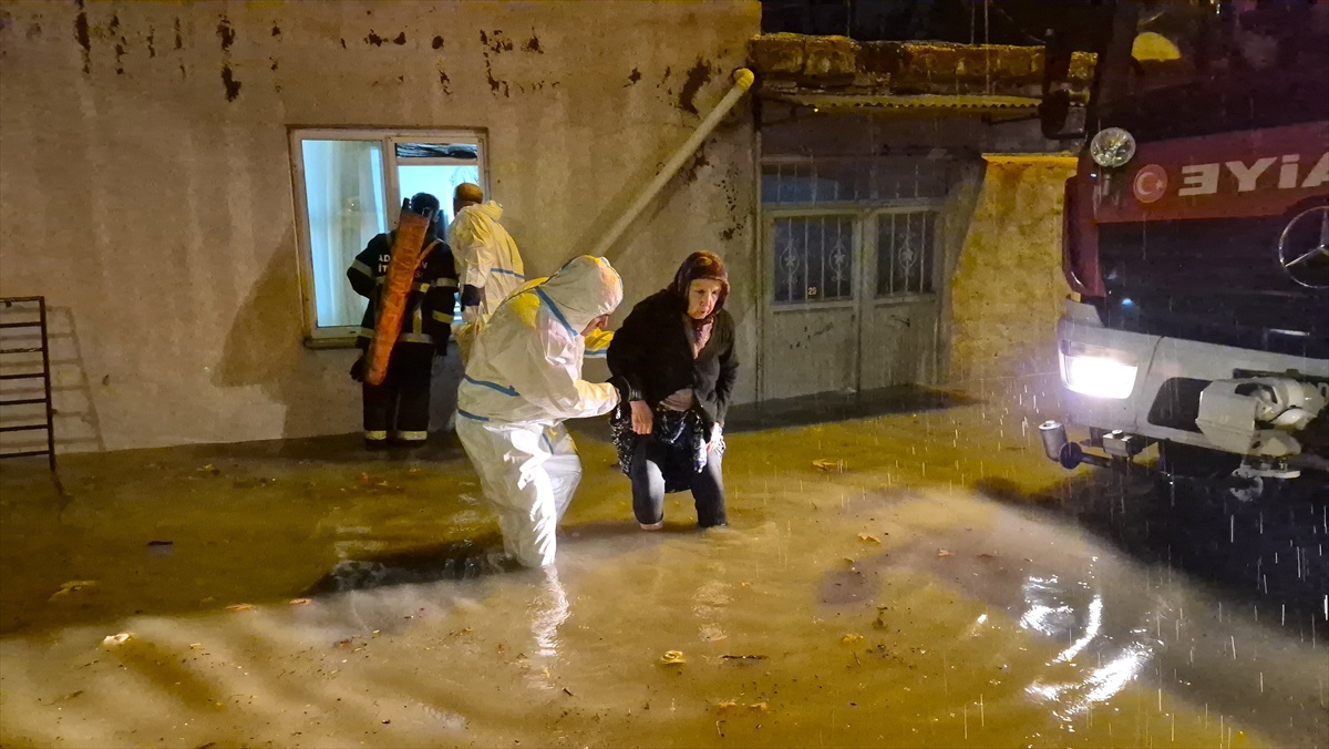 Adıyaman'da sağanakta mahsur kalan sürücüler itfaiye tarafından kurtarıldı