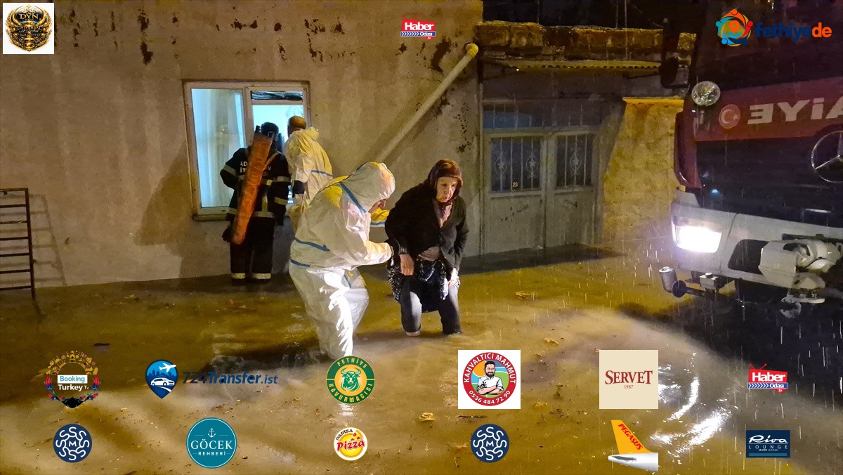 Adıyaman'da sağanakta mahsur kalan sürücüler itfaiye tarafından kurtarıldı