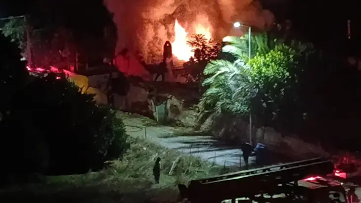 Aydın'da çıkan yangında ev kül oldu, 4 kişilik aile zor kurtuldu