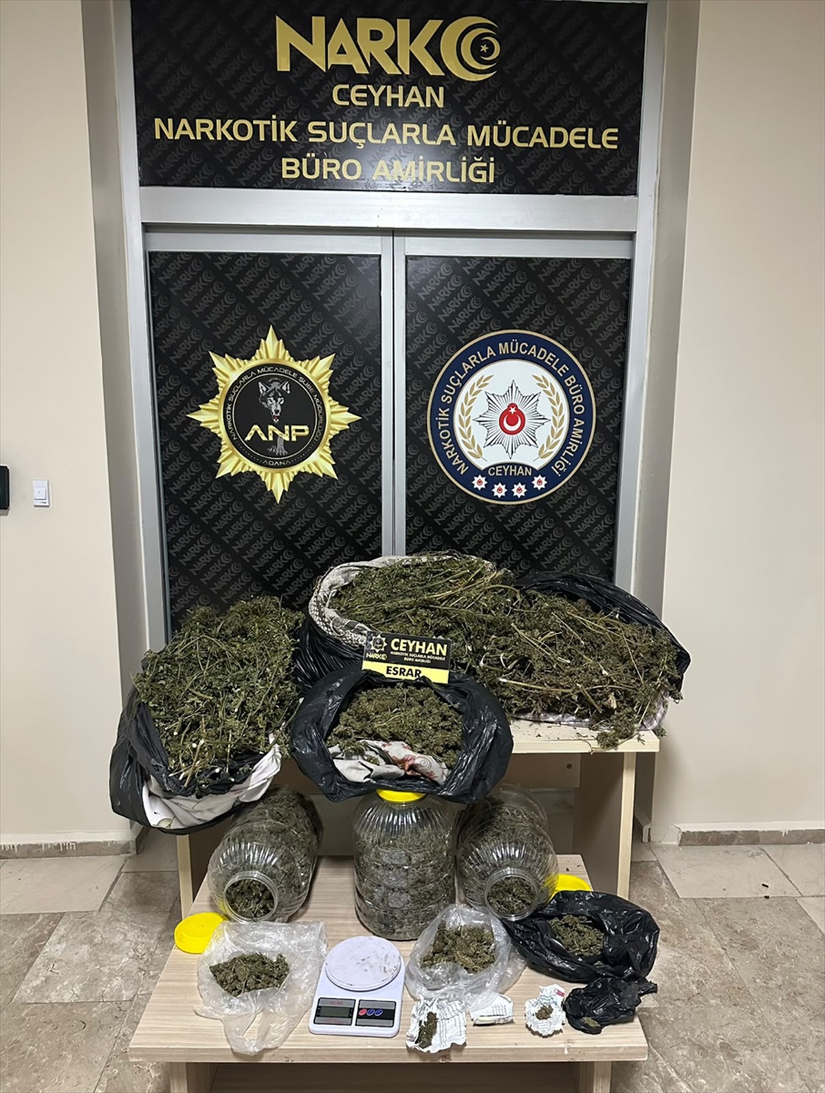 Adana Ceyhan'da 8 kilo 562 gram esrarla yakalanan 2 zanlı tutuklandı