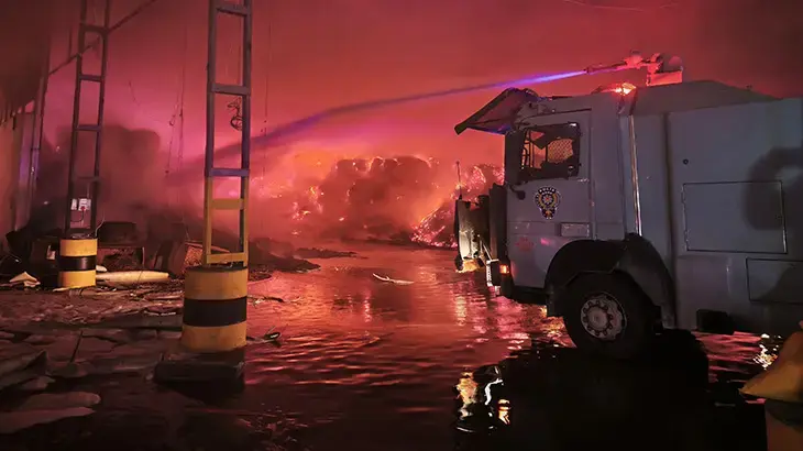 Mersin'de tütün dolu antrepoda yangın