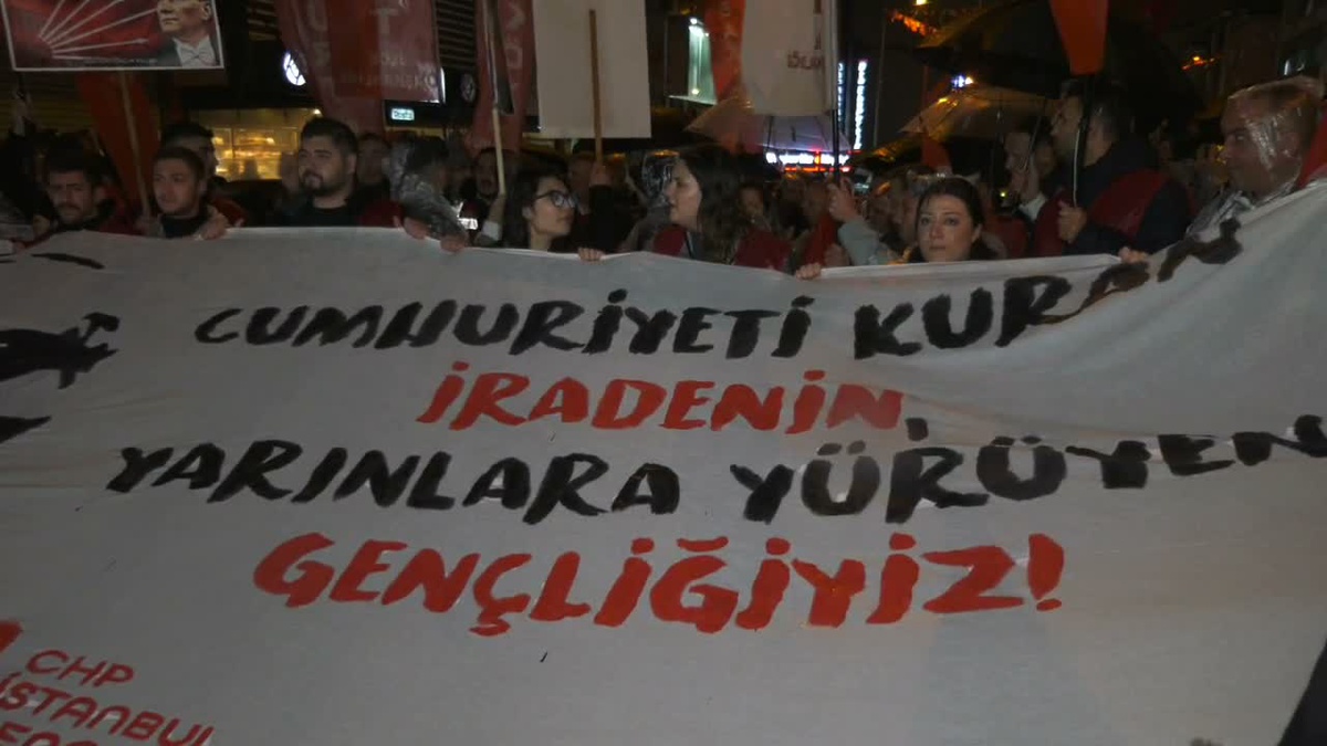 CHP İstanbul İl Başkanı Yüksel, Arnavutköy'de yağışa rağmen yürüyüşe katıldı