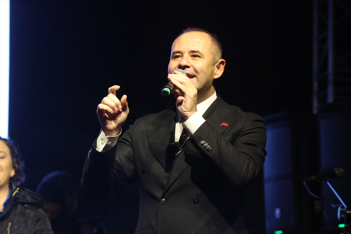 Şarkıcı Cengiz Kurtoğlu, Kırklareli'nde konser verdi