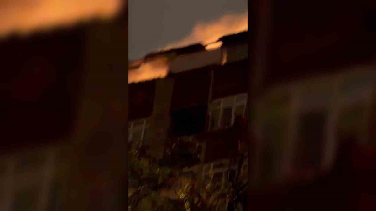 Kağıthane'de 5 katlı binanın çatısını saran yangın 1 saatlik müdahaleyle söndürüldü