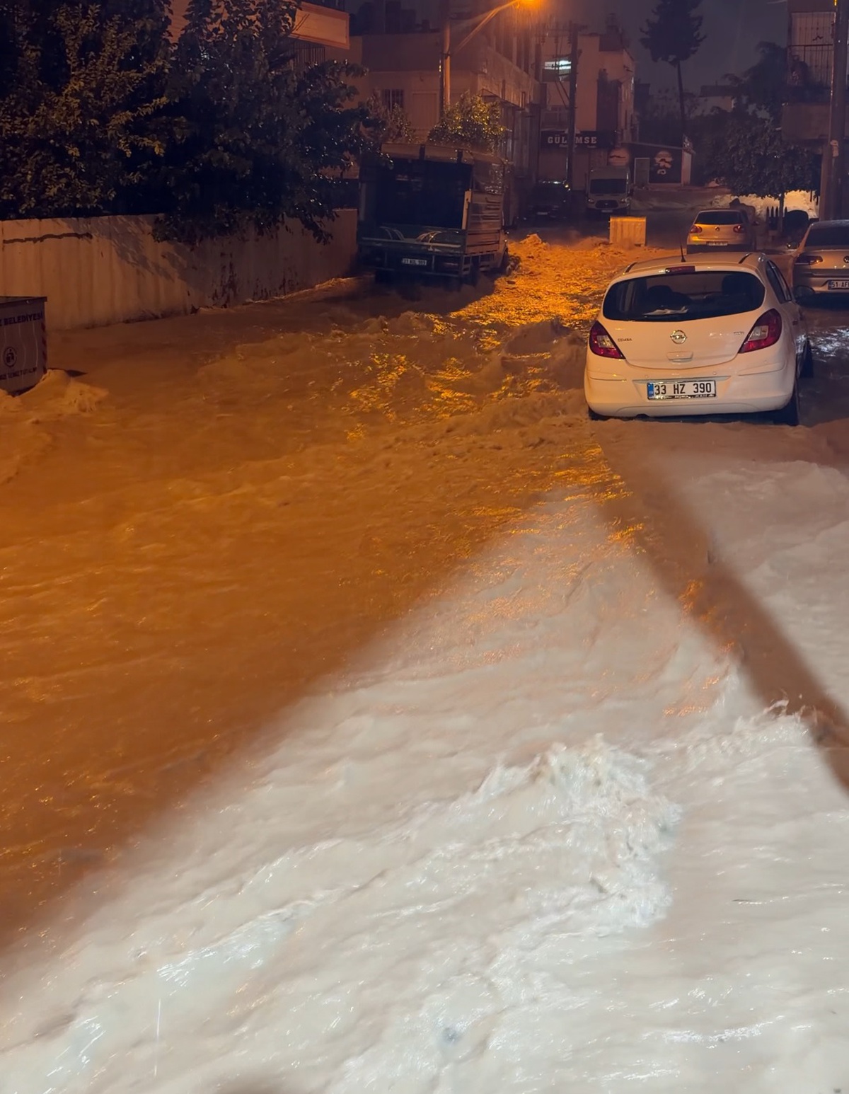 Mersin'de sağanak caddeleri dereye çevirdi! Ev ve iş yerlerini su bastı, sürücüler mahsur kaldı