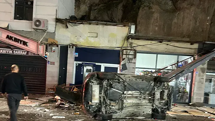 Otomobil 50 metrelik kayalıklardan iş yerlerinin üzerine düştü!